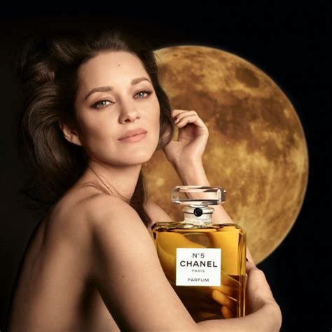 girl buys cologne for mom chanel commercial|chanel no 5 ads.